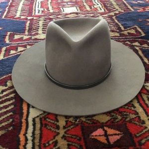 Janessa Leone hat